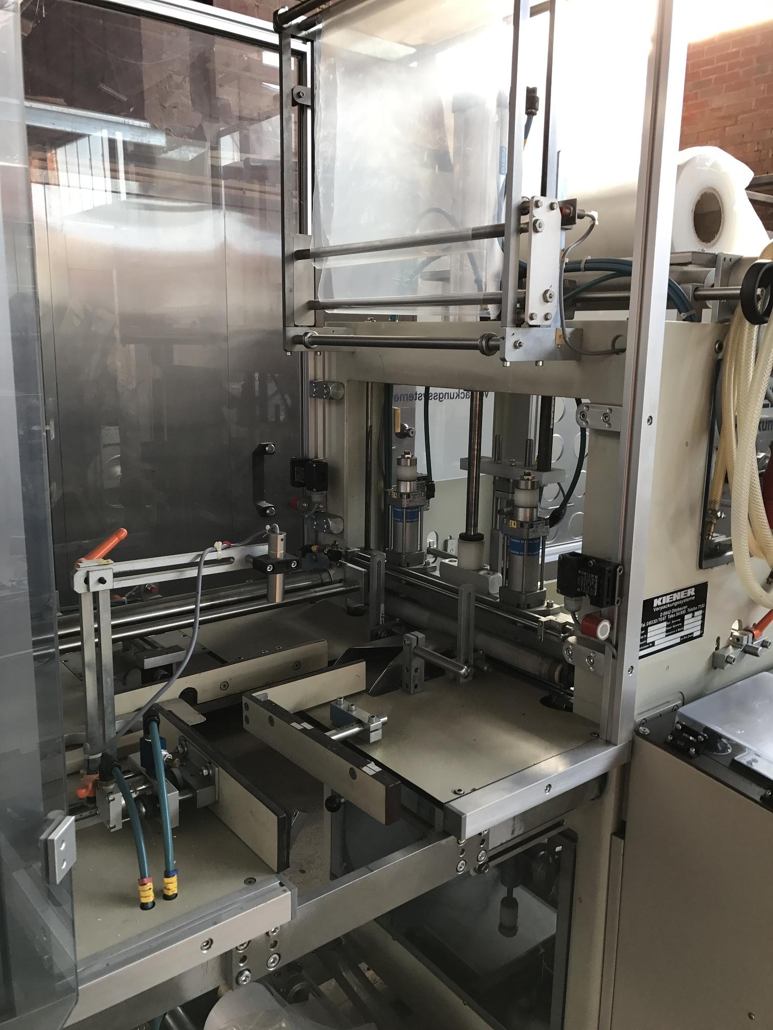 Straffbanderoliermaschine mit Schrumpftunnel 2