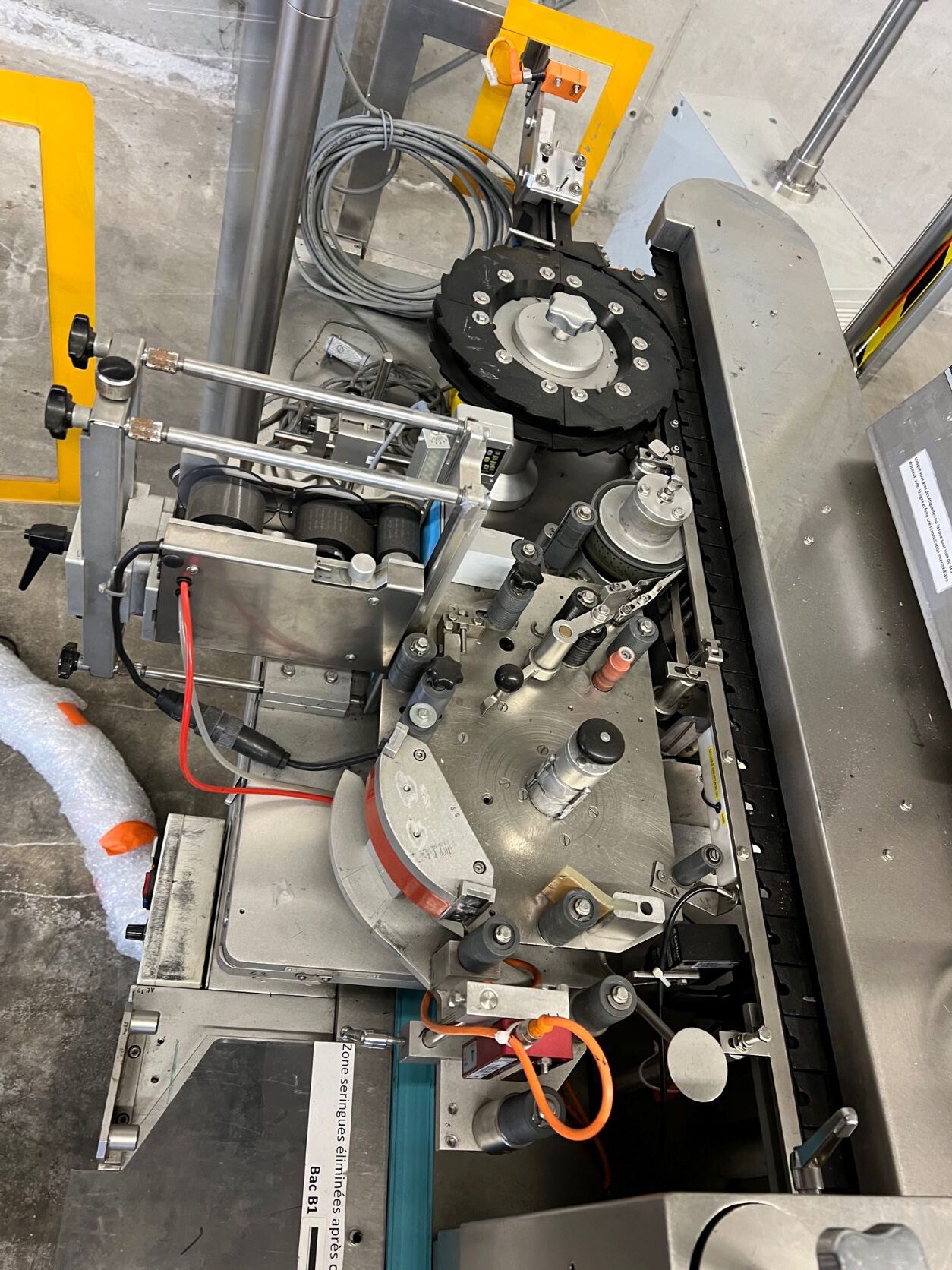 Etikettiermaschine für Einwegspritzen 4