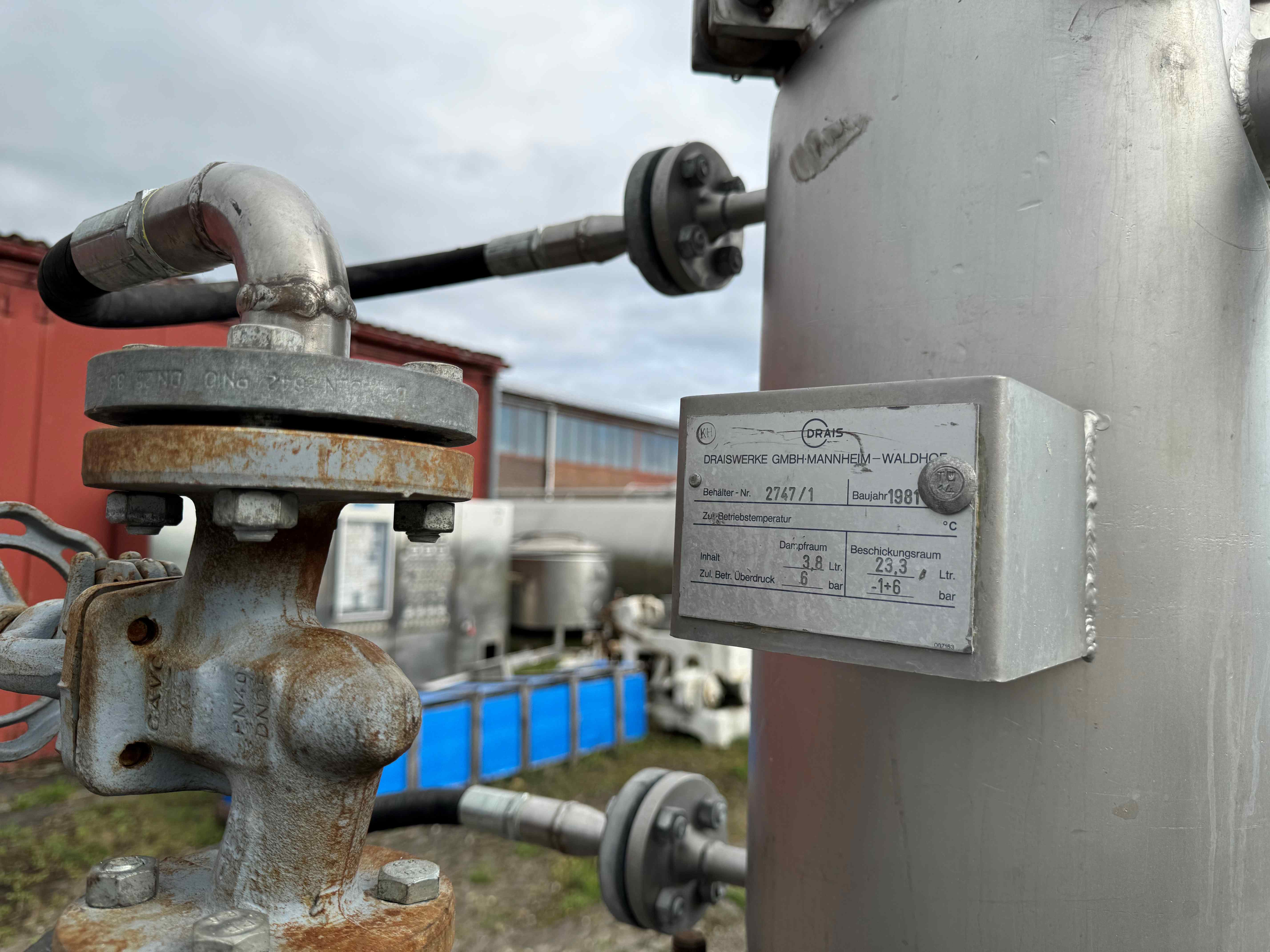 Vacuum mixer-dryer 10