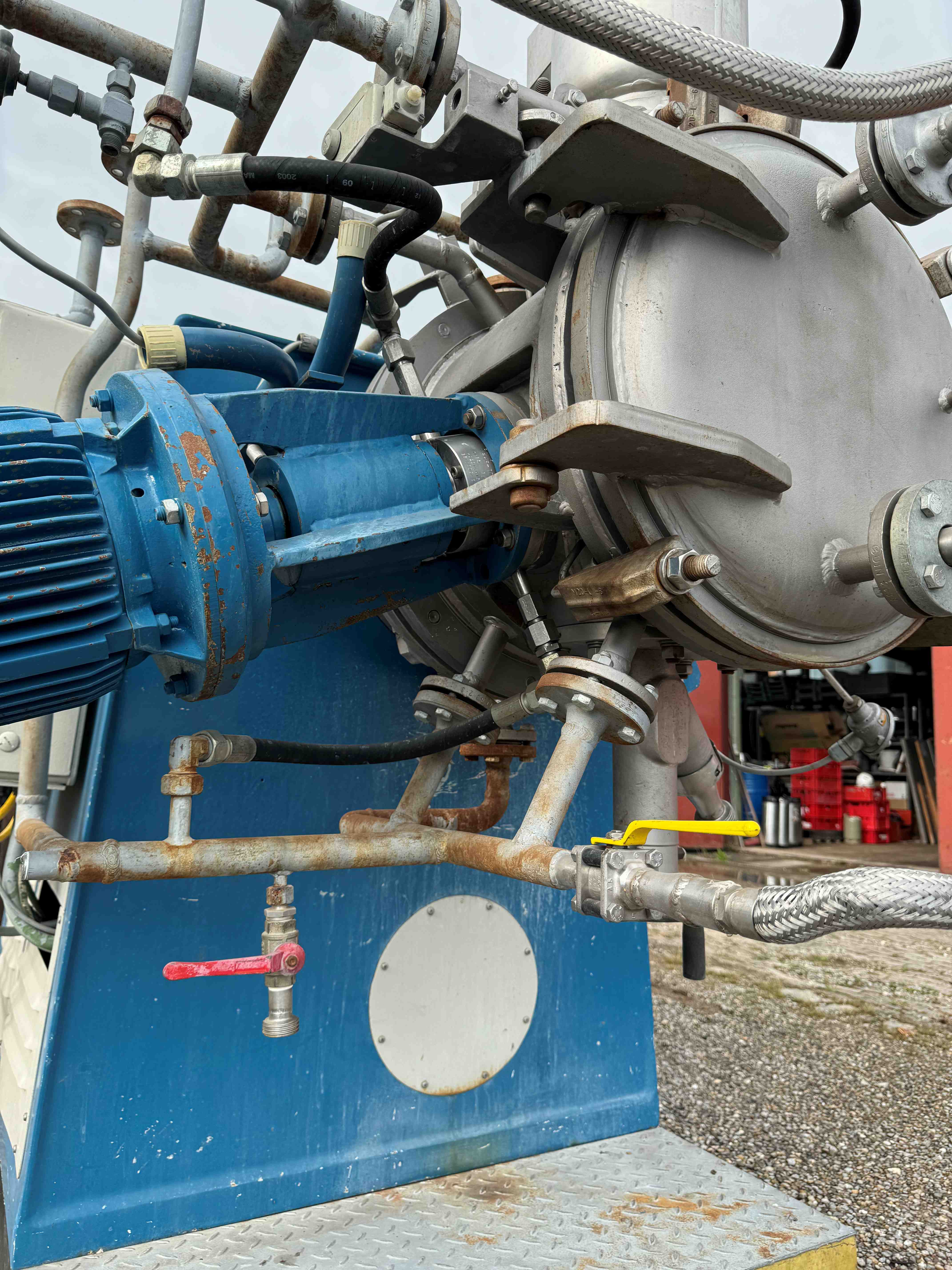 Vacuum mixer-dryer 11