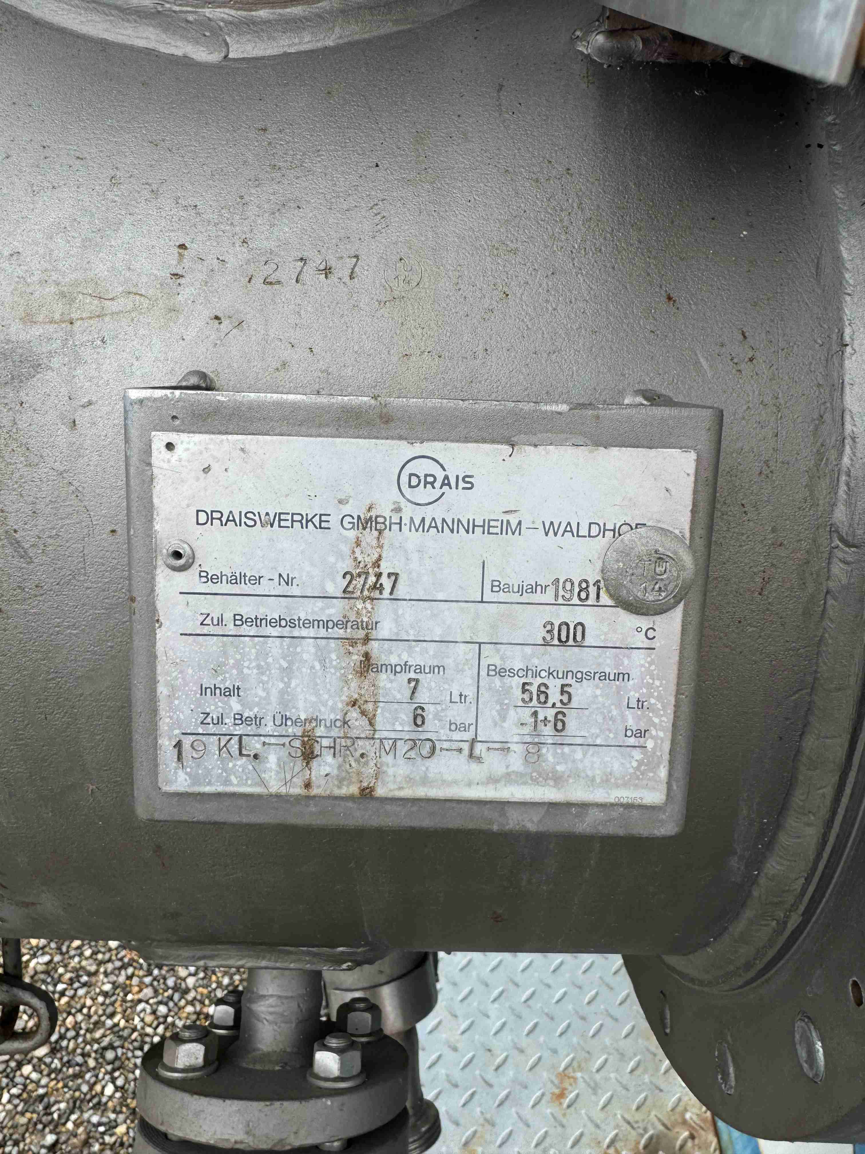 Vacuum mixer-dryer 13