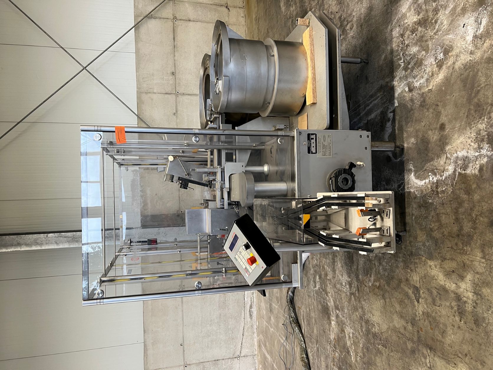 Etikettiermaschine für Einwegspritzen 10