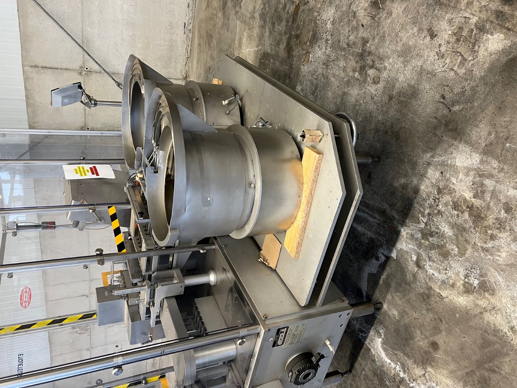 Etikettiermaschine für Einwegspritzen 11