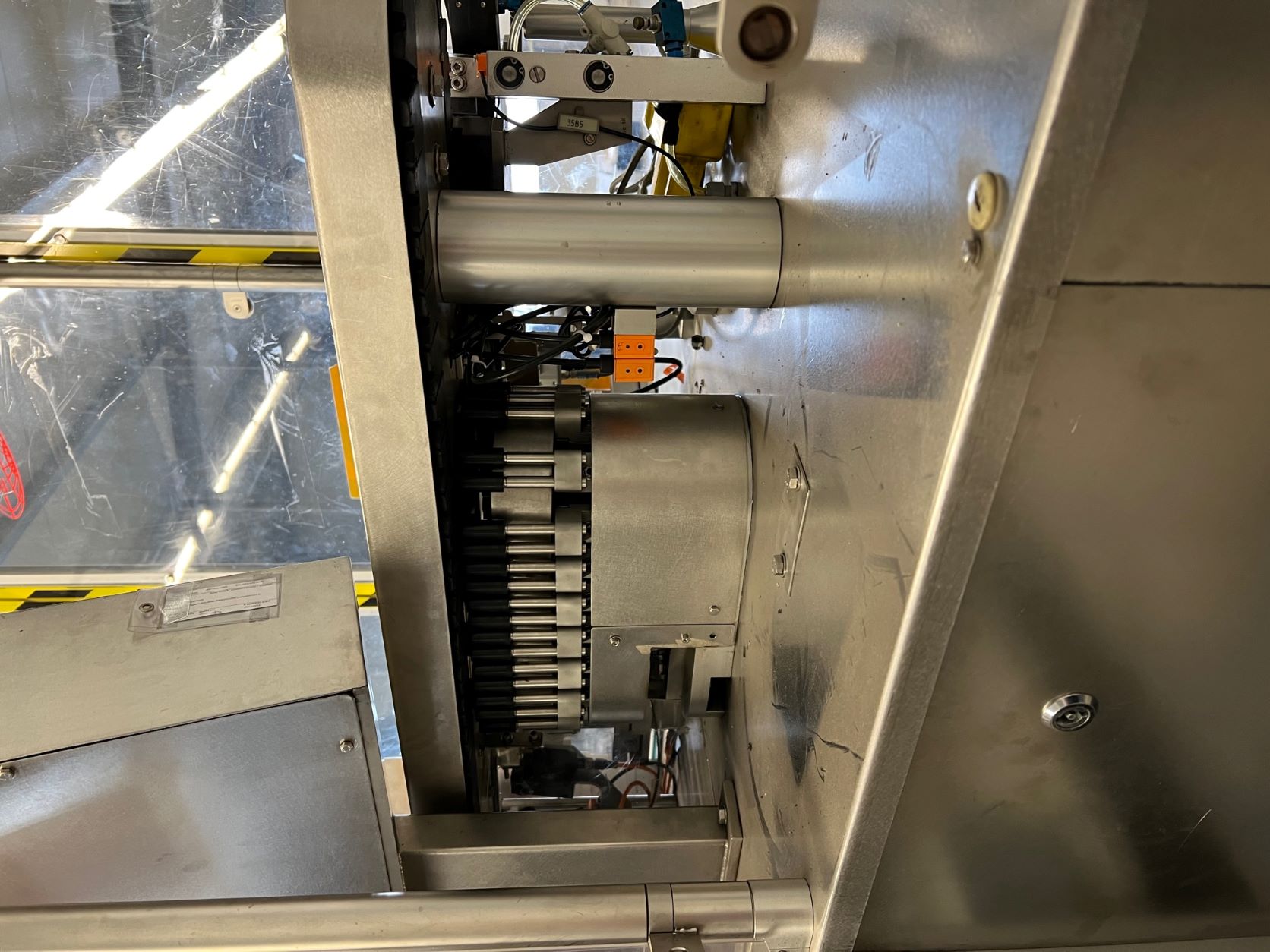 Etikettiermaschine für Einwegspritzen 12