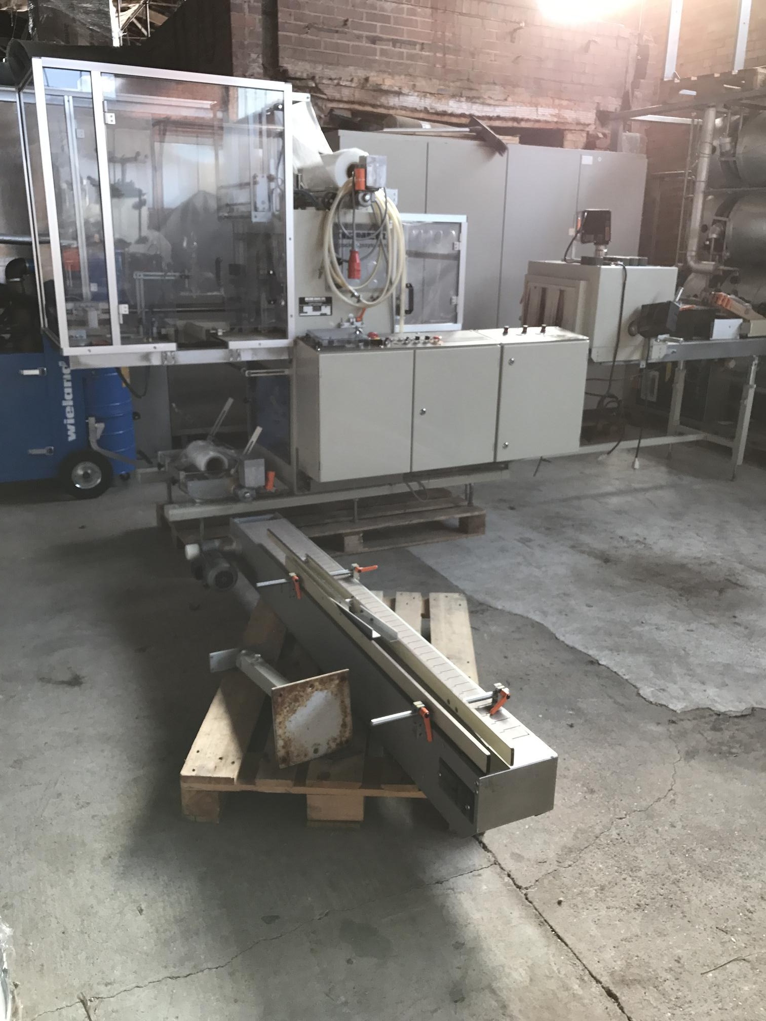 Straffbanderoliermaschine mit Schrumpftunnel 3