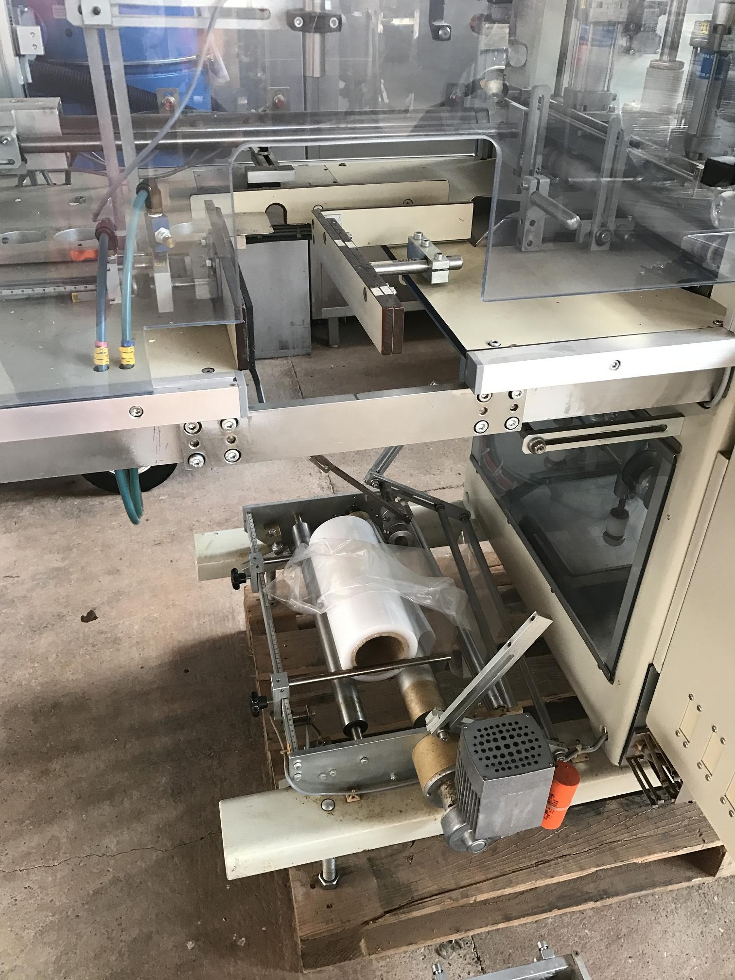 Straffbanderoliermaschine mit Schrumpftunnel 4