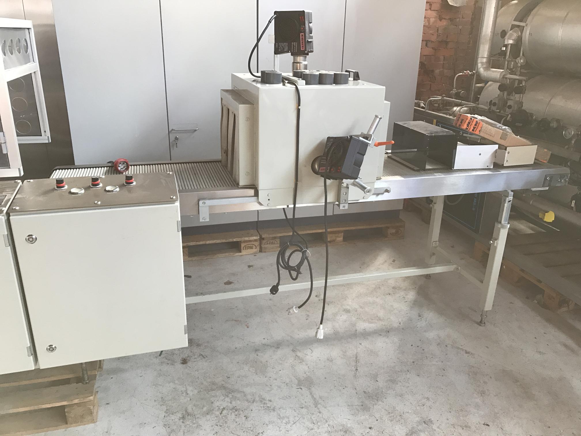 Straffbanderoliermaschine mit Schrumpftunnel 6