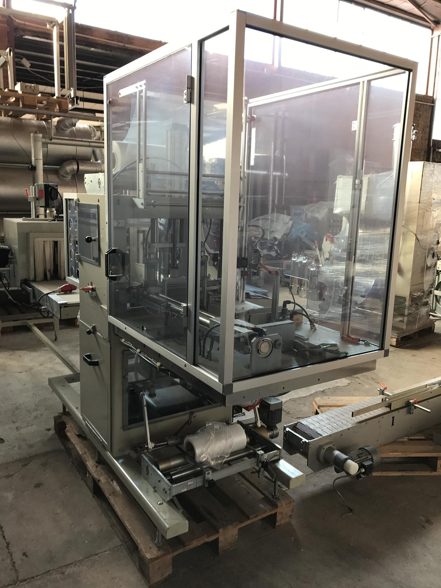 Straffbanderoliermaschine mit Schrumpftunnel 8