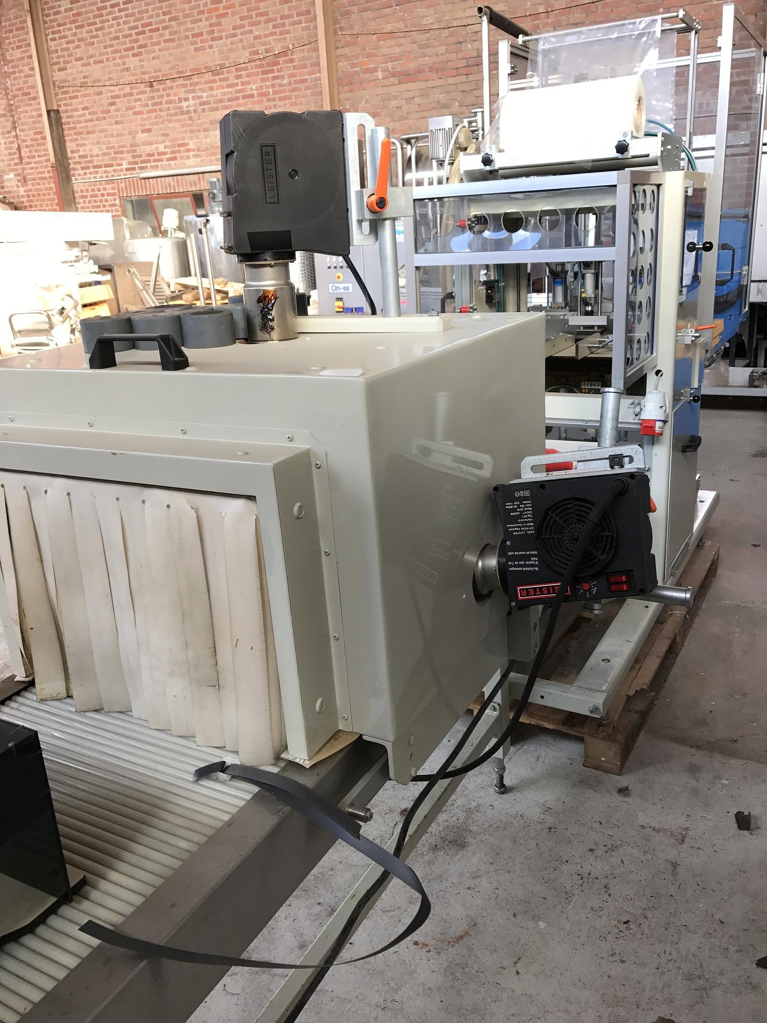 Straffbanderoliermaschine mit Schrumpftunnel 9