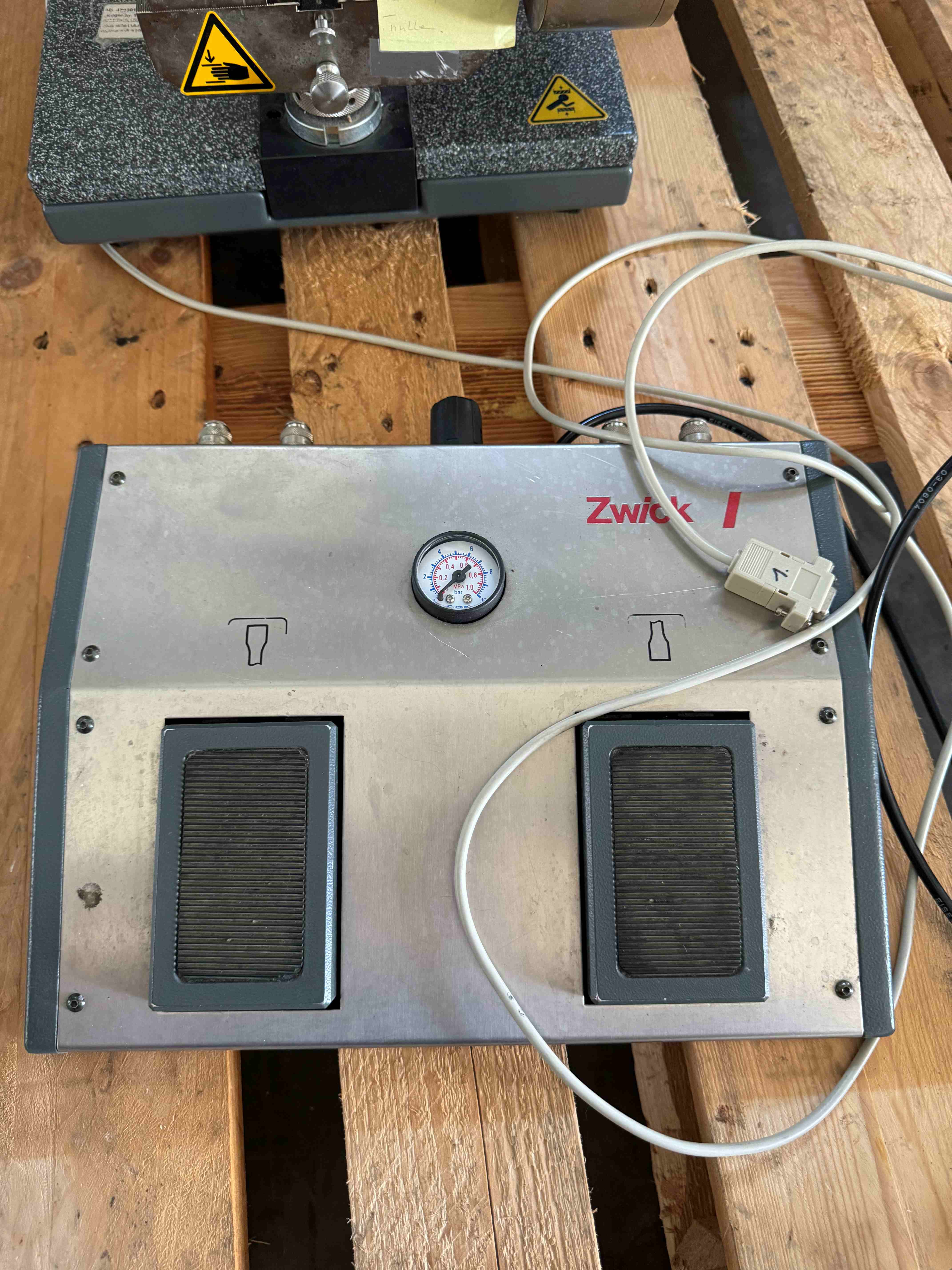 Zug- und Druckprüfgerät 4