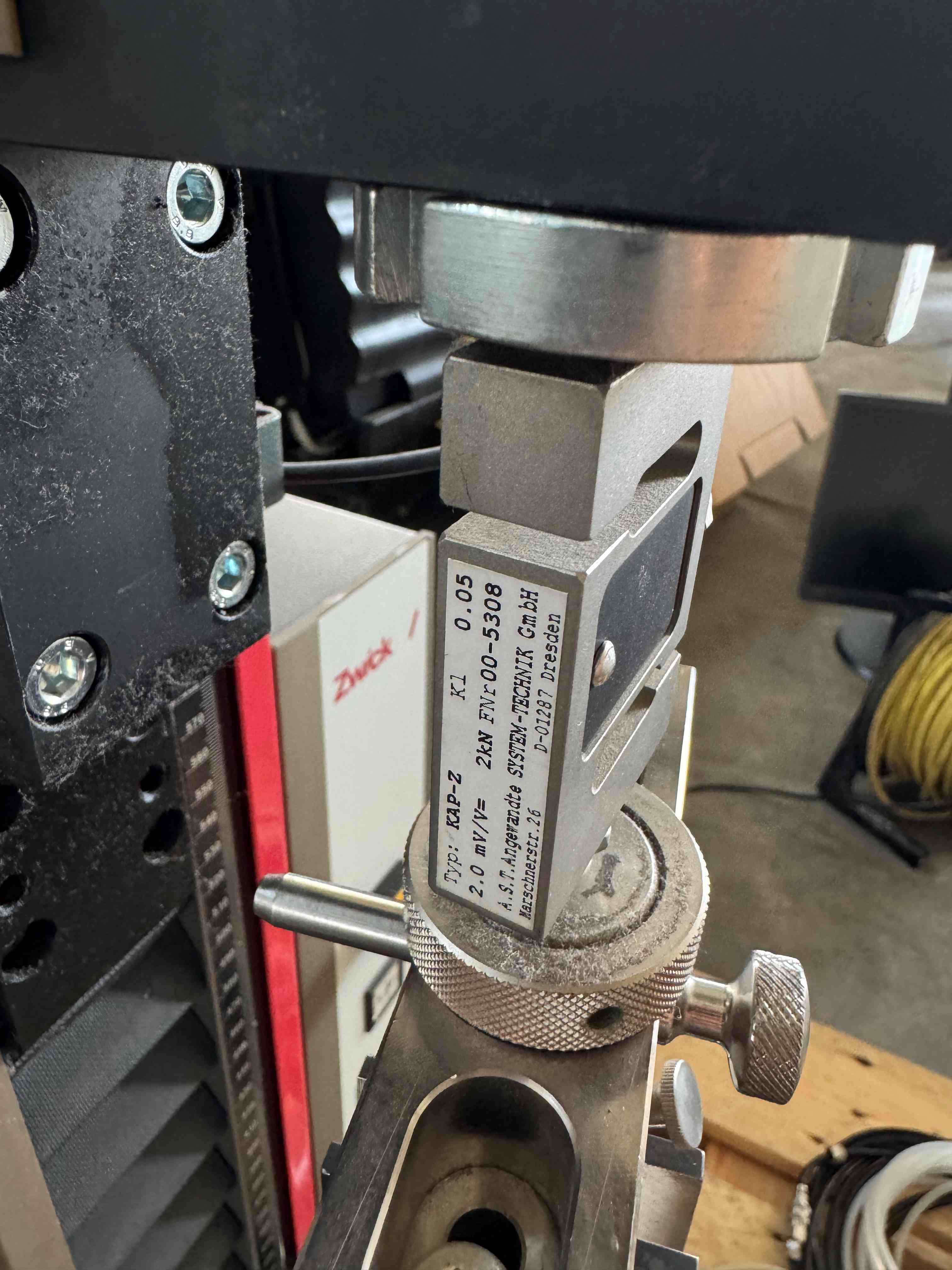 Zug- und Druckprüfgerät 9