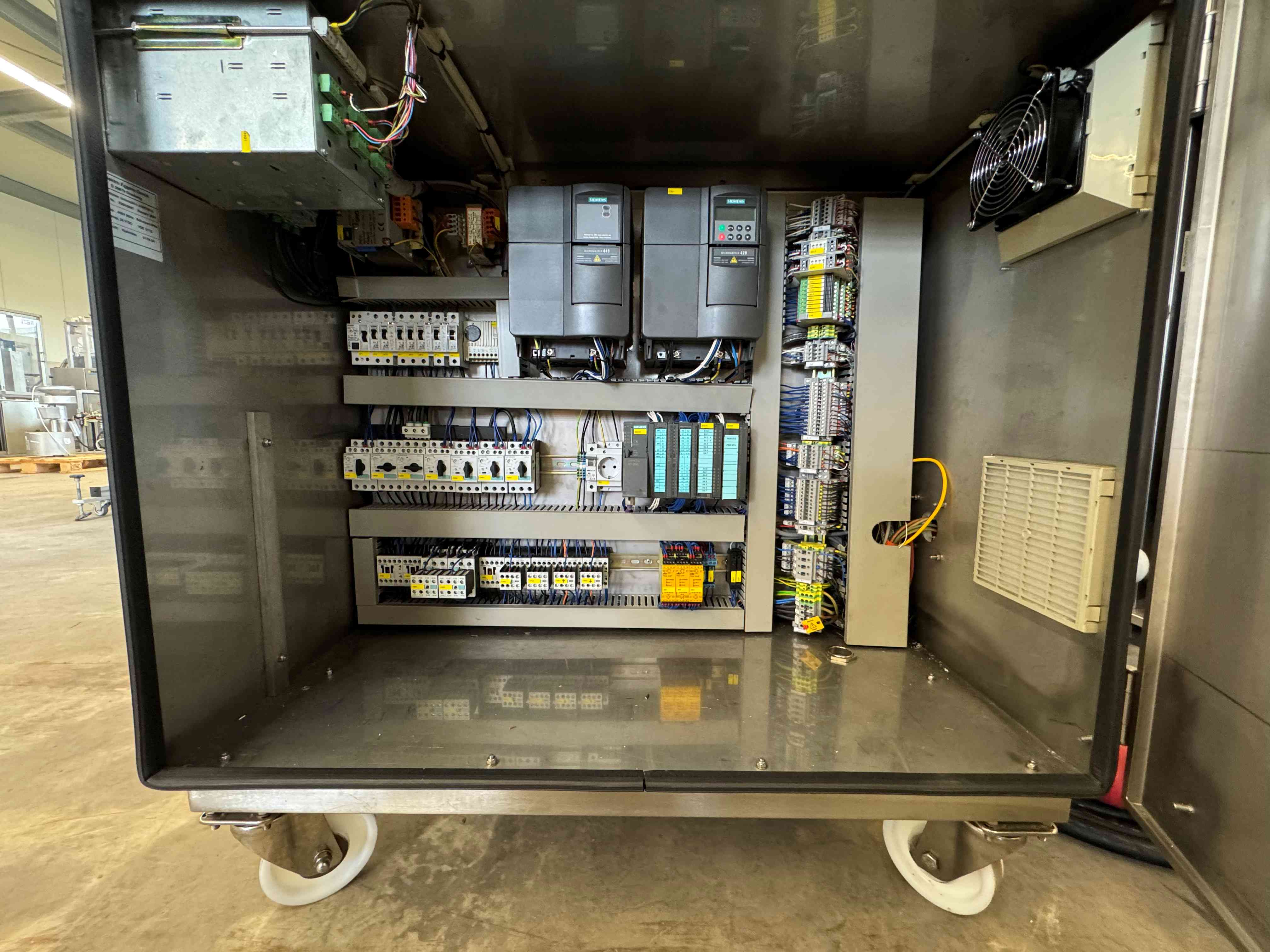 Vacuum process plant 11